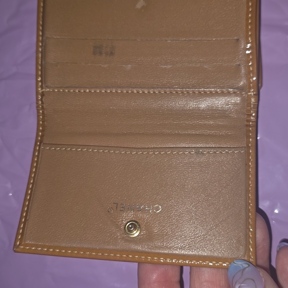 CHANEL camel brown gloss patent bifold snap leather wallet - Picture 5 of 13